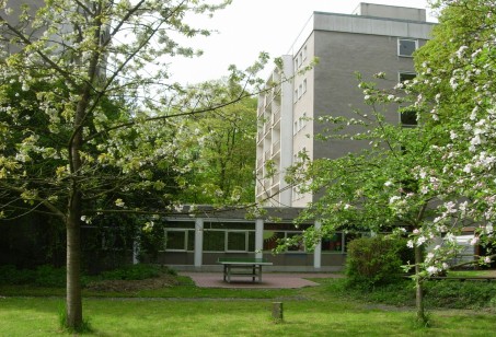 Foto von der Rückseite des Gebäudes mit Gartenblick