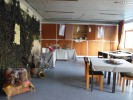 Bild von einem Klassenraum, der in ein Waldcafe verwandelt wurde.